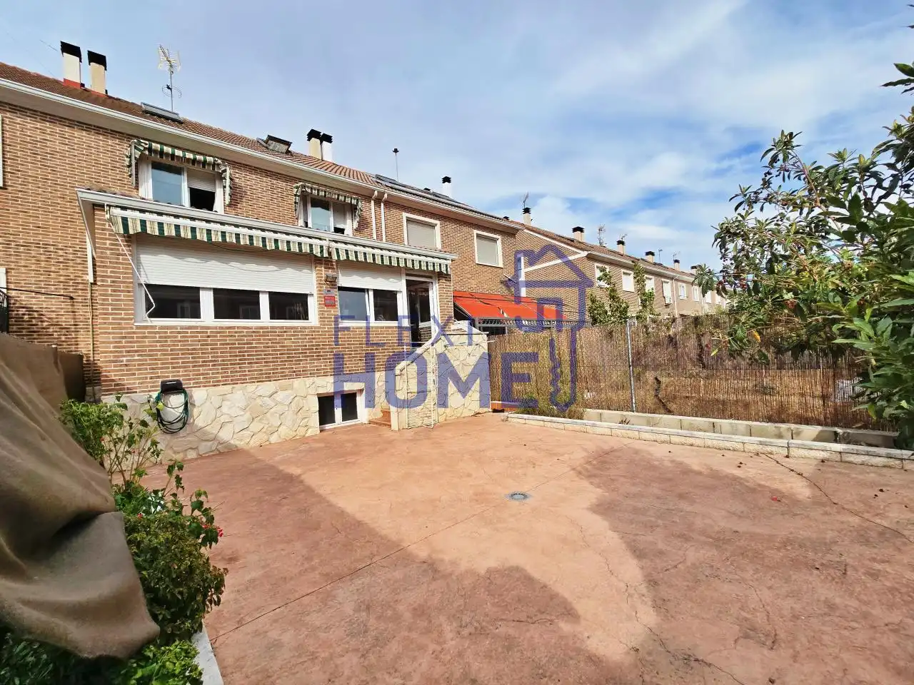 Vista exterior de Casa adosada en venda en Azuqueca de Henares amb Calefacció, Jardí privat i Terrassa