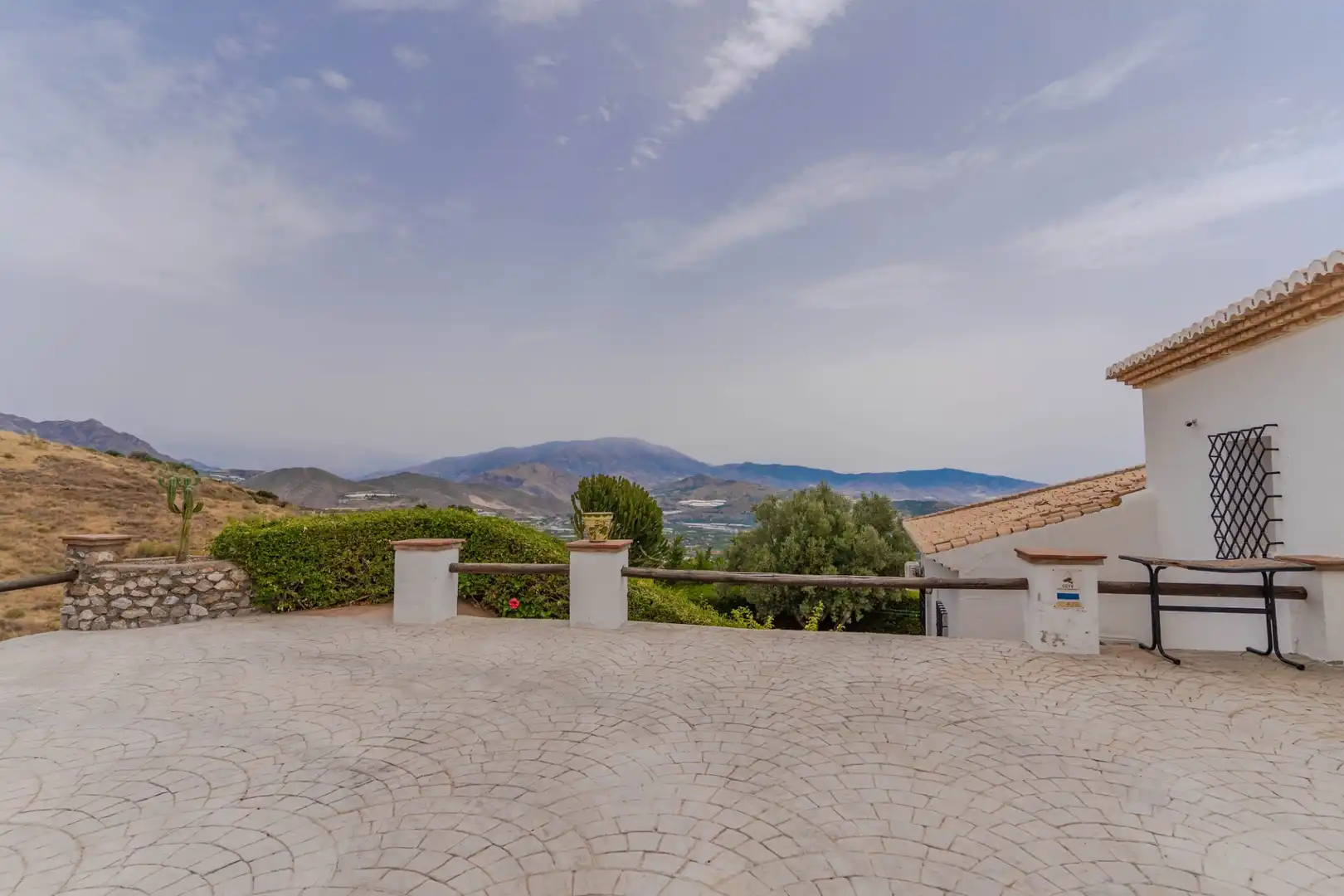 Vista exterior de Casa o xalet en venda en Salobreña amb Aire condicionat, Calefacció i Jardí privat