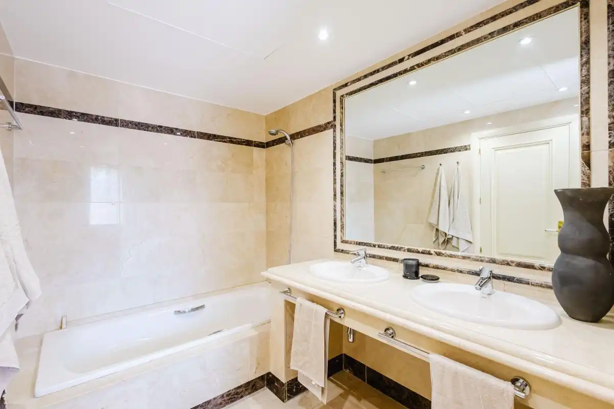 Baño de Dúplex en venta en Marbella con Aire acondicionado, Calefacción y Jardín privado
