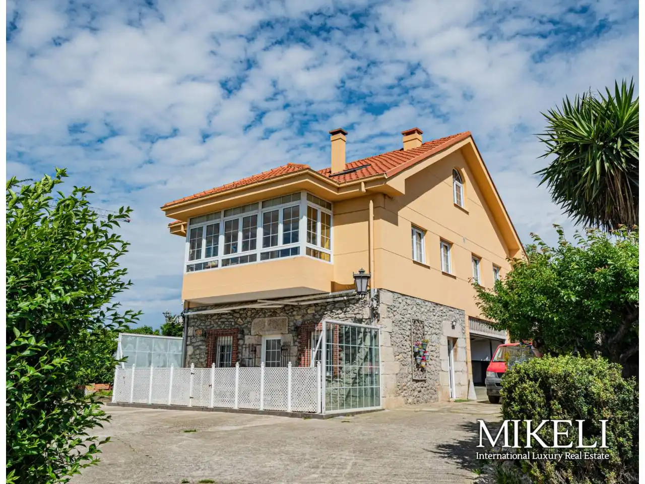 Vista exterior de Casa o xalet en venda en Santander amb Calefacció, Jardí privat i Terrassa