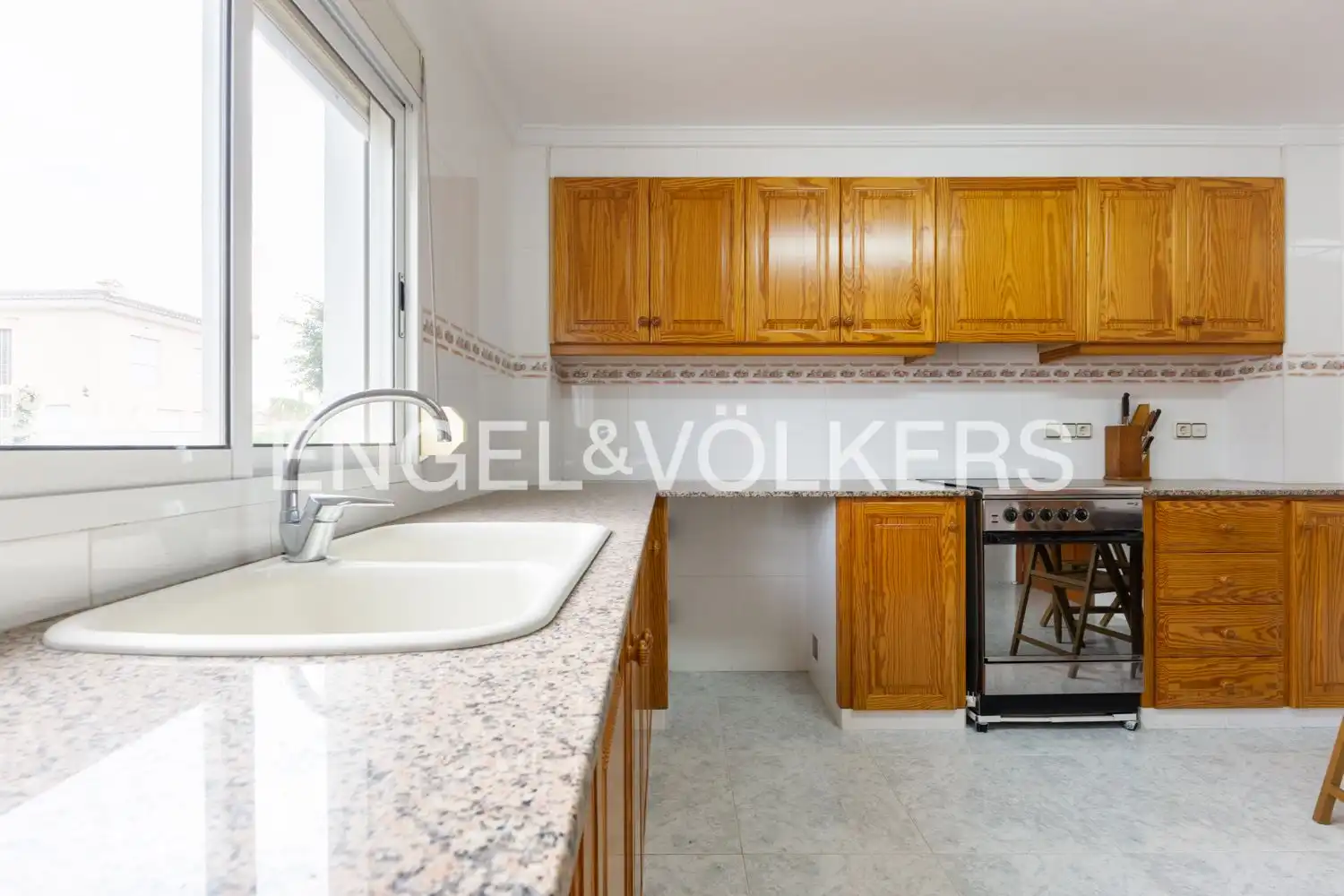 Cuina de Casa o xalet en venda en Oliva amb Calefacció, Jardí privat i Terrassa