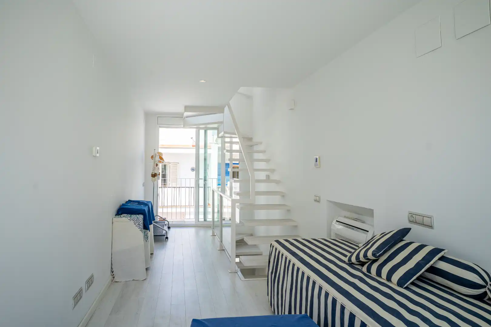 Schlafzimmer von Einfamilien-Reihenhaus zum Verkauf in Sitges mit Klimaanlage, Heizung und Parkett