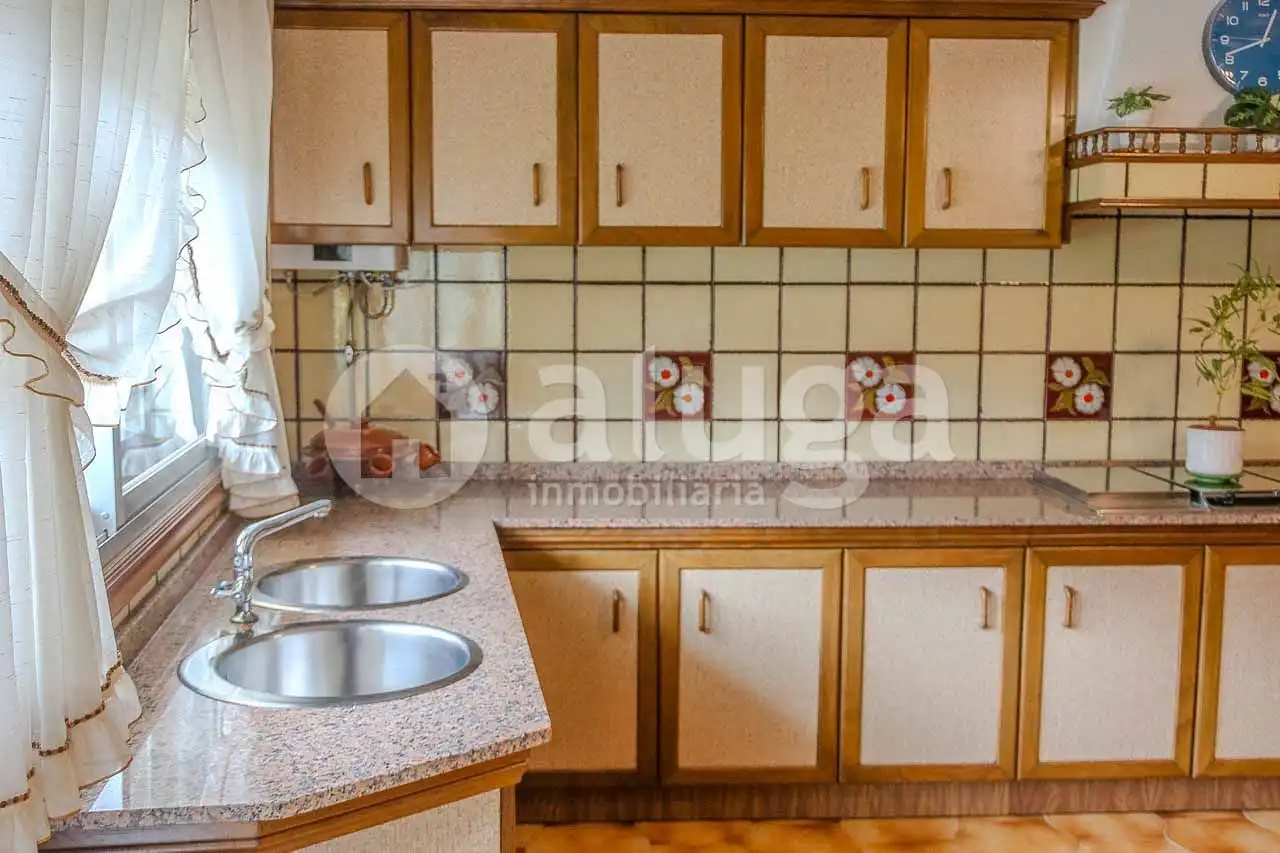 Cuina de Finca rústica en venda en Cangas  amb Calefacció, Jardí privat i Terrassa