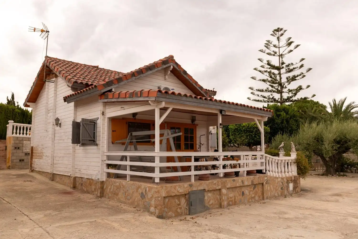 Vista exterior de Casa o xalet en venda en Alicante / Alacant amb Aire condicionat, Calefacció i Jardí privat