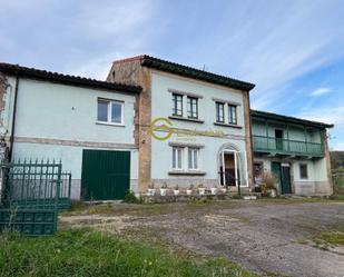 Vista exterior de Casa o xalet en venda en Avilés amb Jardí privat, Traster i Balcó