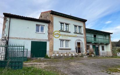 Vista exterior de Casa o xalet en venda en Avilés amb Jardí privat, Traster i Balcó