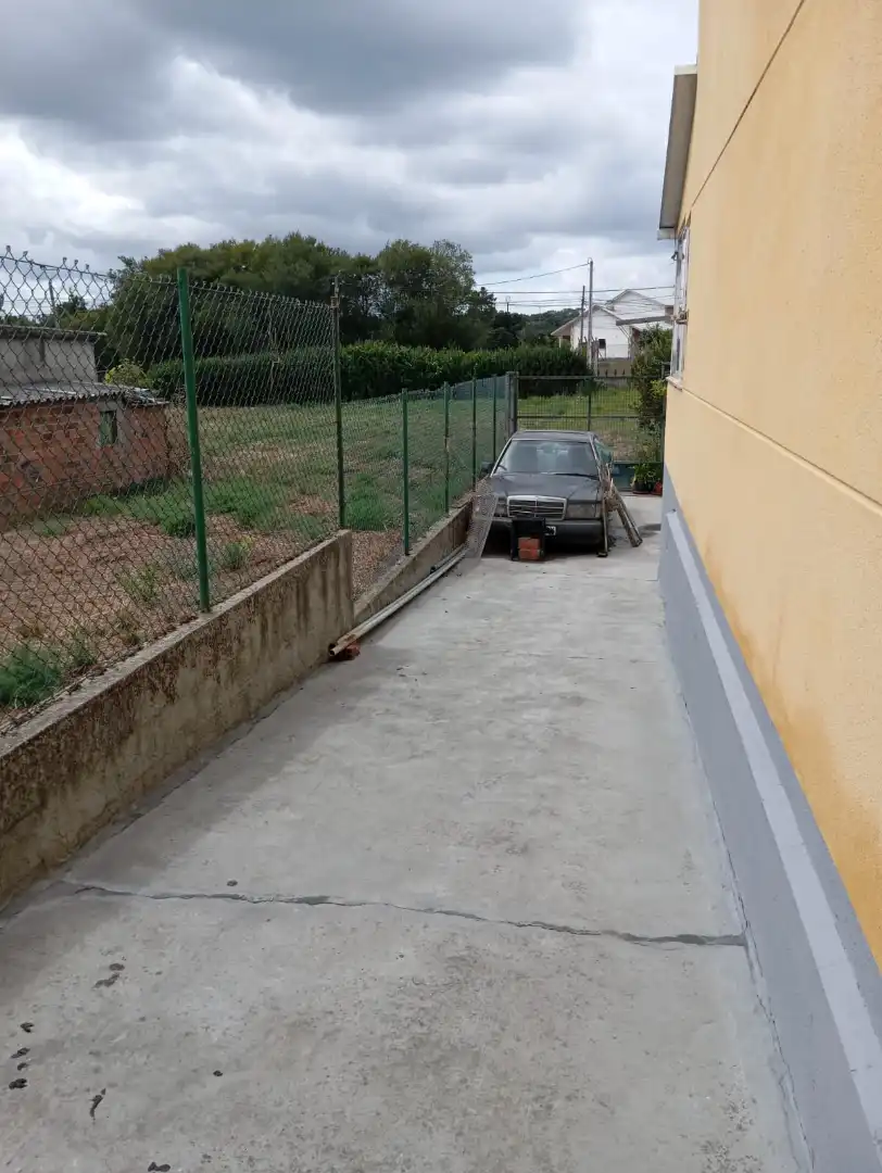 Aparcament de Casa o xalet en venda en Carballo amb Calefacció i Moblat