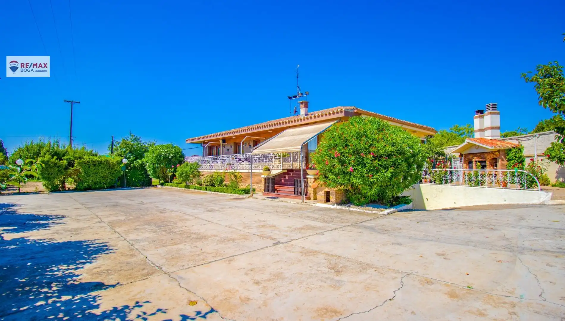 Vista exterior de Casa o xalet en venda en Oyón-Oion amb Aire condicionat, Jardí privat i Parquet