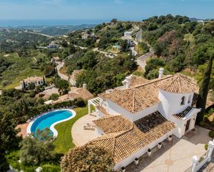 Vista exterior de Casa o xalet en venda en Benahavís amb Jardí privat, Terrassa i Piscina