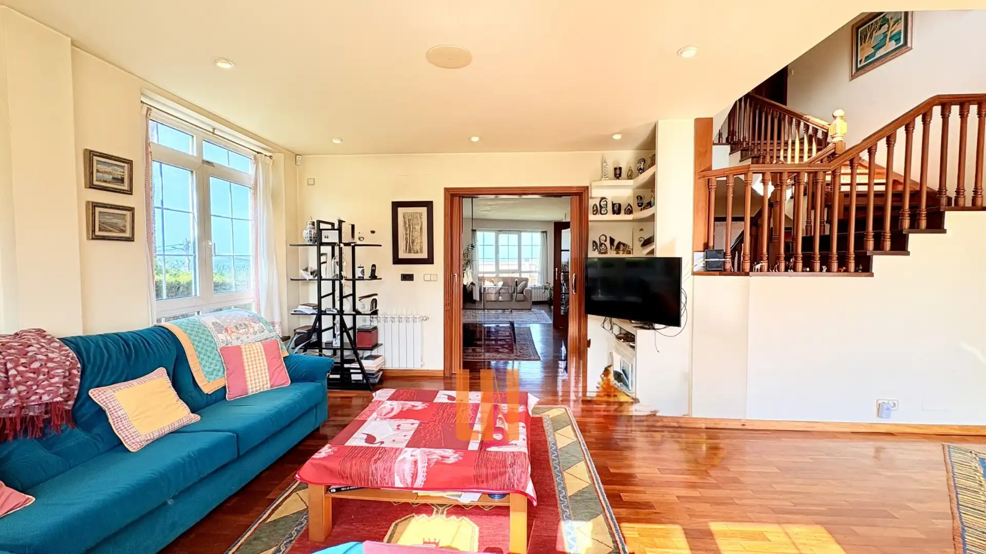 Sala d'estar de Casa o xalet en venda en A Coruña Capital  amb Calefacció, Parquet i Terrassa