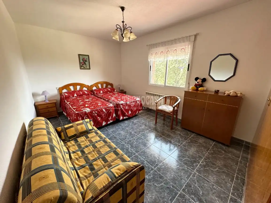 Dormitori de Finca rústica en venda en Málaga del Fresno amb Calefacció, Piscina i Moblat