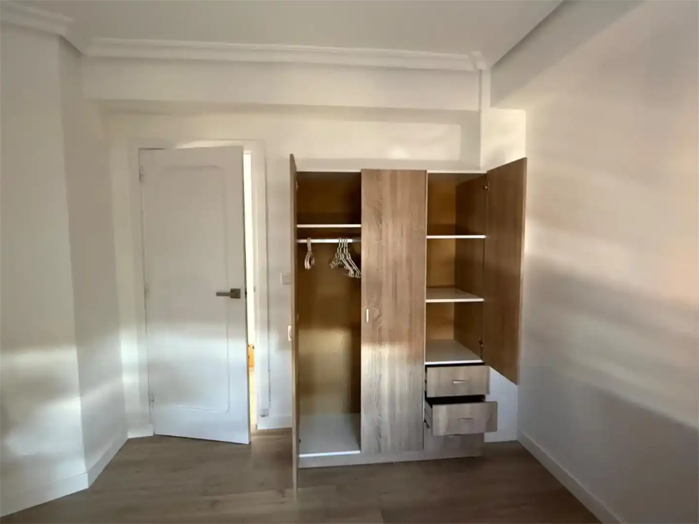 Dormitori de Pis per a compartir en Madrid amb Aire condicionat, Jardí privat i Parquet