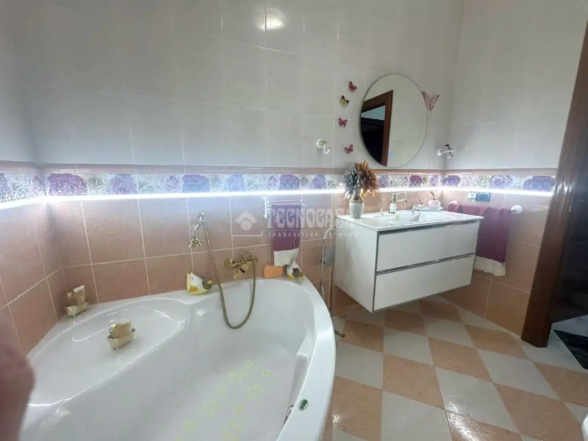 Bany de Casa o xalet en venda en Bedmar y Garcíez amb Aire condicionat, Calefacció i Terrassa