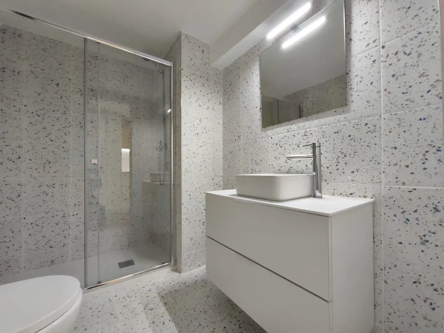 Bathroom of Study for rent in Madrid  with Air Conditioner, Heating and Furnished