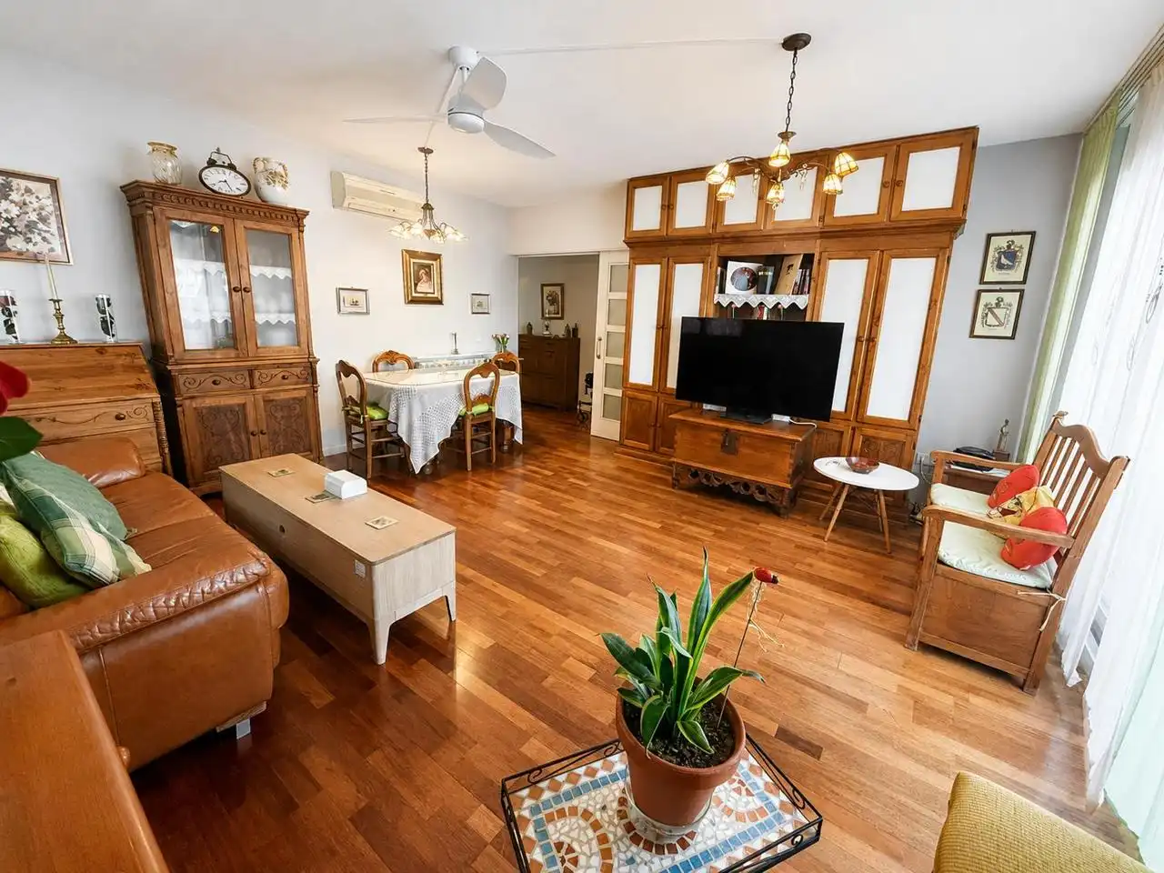 Living room of Flat for sale in Madrid  with Air Conditioner, Heating and Parquet flooring