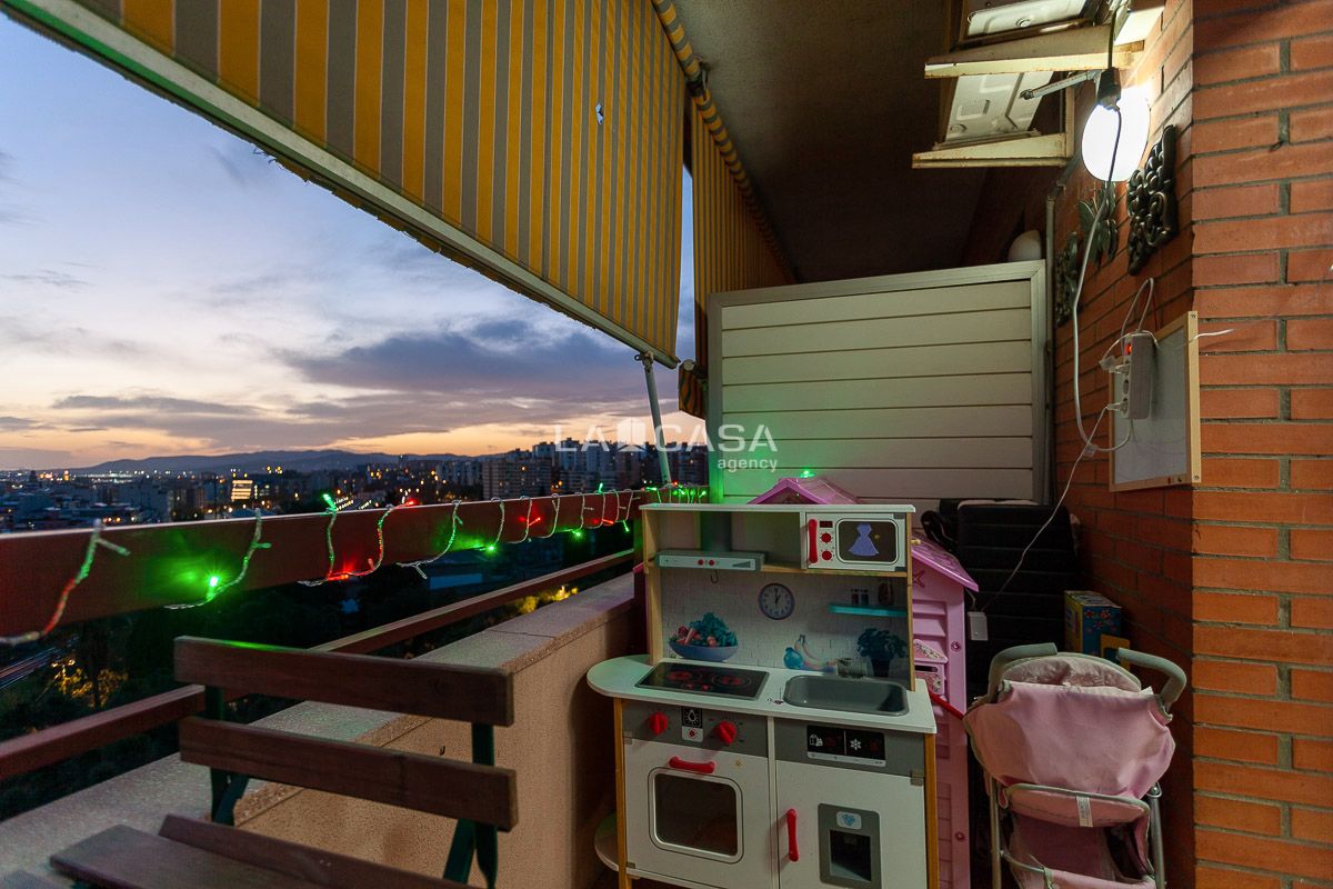 Terraza de Piso en venta en L'Hospitalet de Llobregat con Calefacción y Balcón