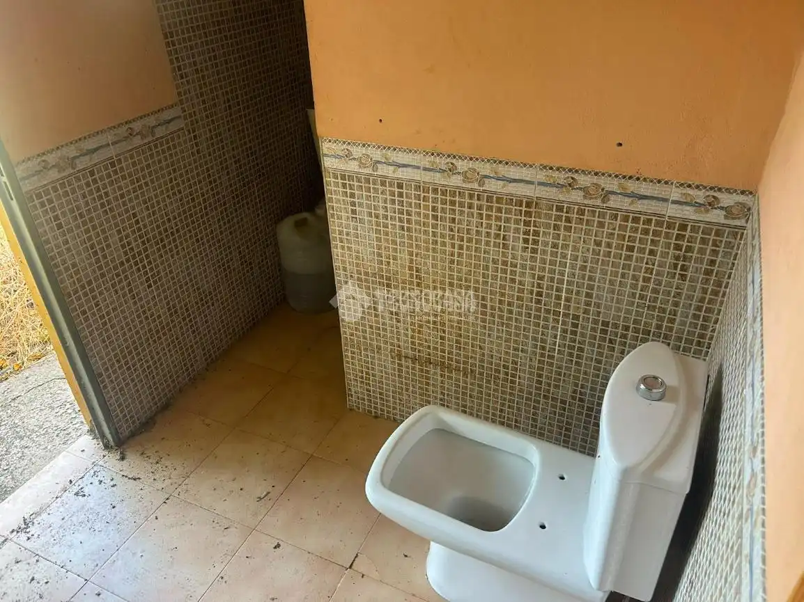 Bany de Finca rústica en venda en Arahal amb Aire condicionat, Parquet i Piscina
