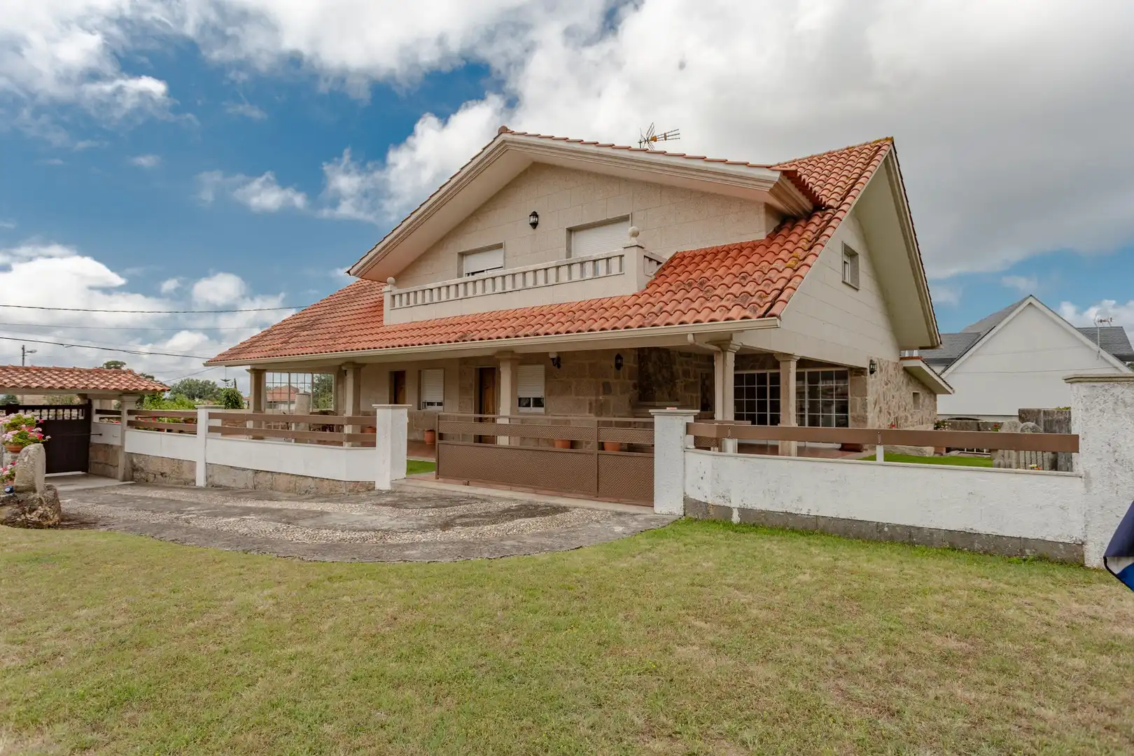 Vista exterior de Casa o chalet en venta en Vigo  con Calefacción, Jardín privado y Parquet