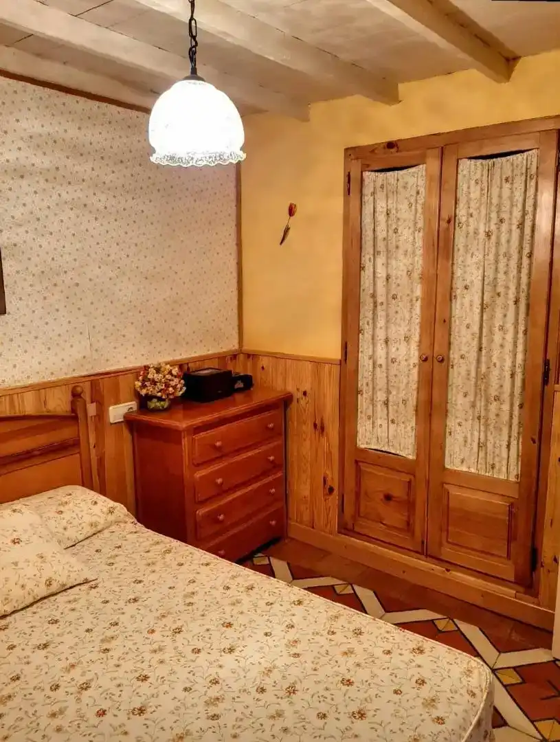 Habitación de Planta baja en venta en Valverde del Fresno con Aire acondicionado, Trastero y Amueblado