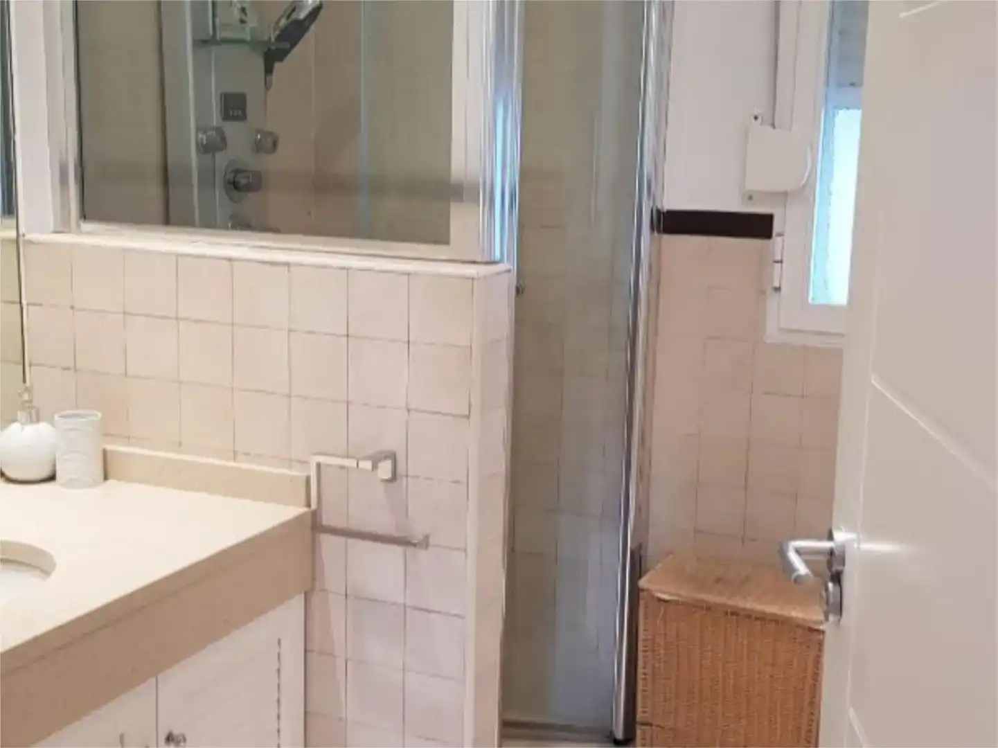 Badezimmer von Wohnung zur Miete in  Madrid Capital mit Klimaanlage und Balkon