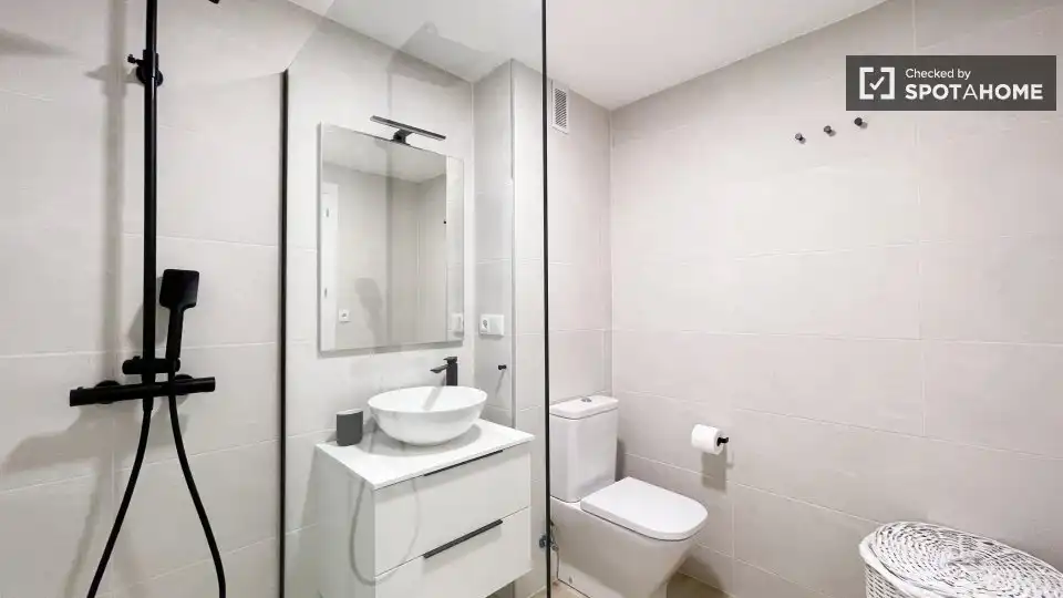 Bathroom of Flat for rent in Madrid  with Air Conditioner, Heating and Furnished