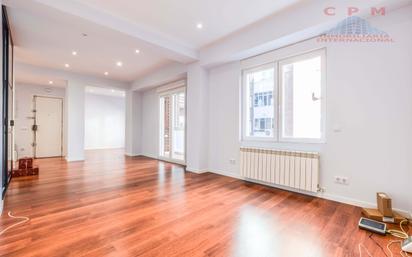 Living room of Flat to rent in  Madrid Capital  with Air Conditioner, Heating and Parquet flooring