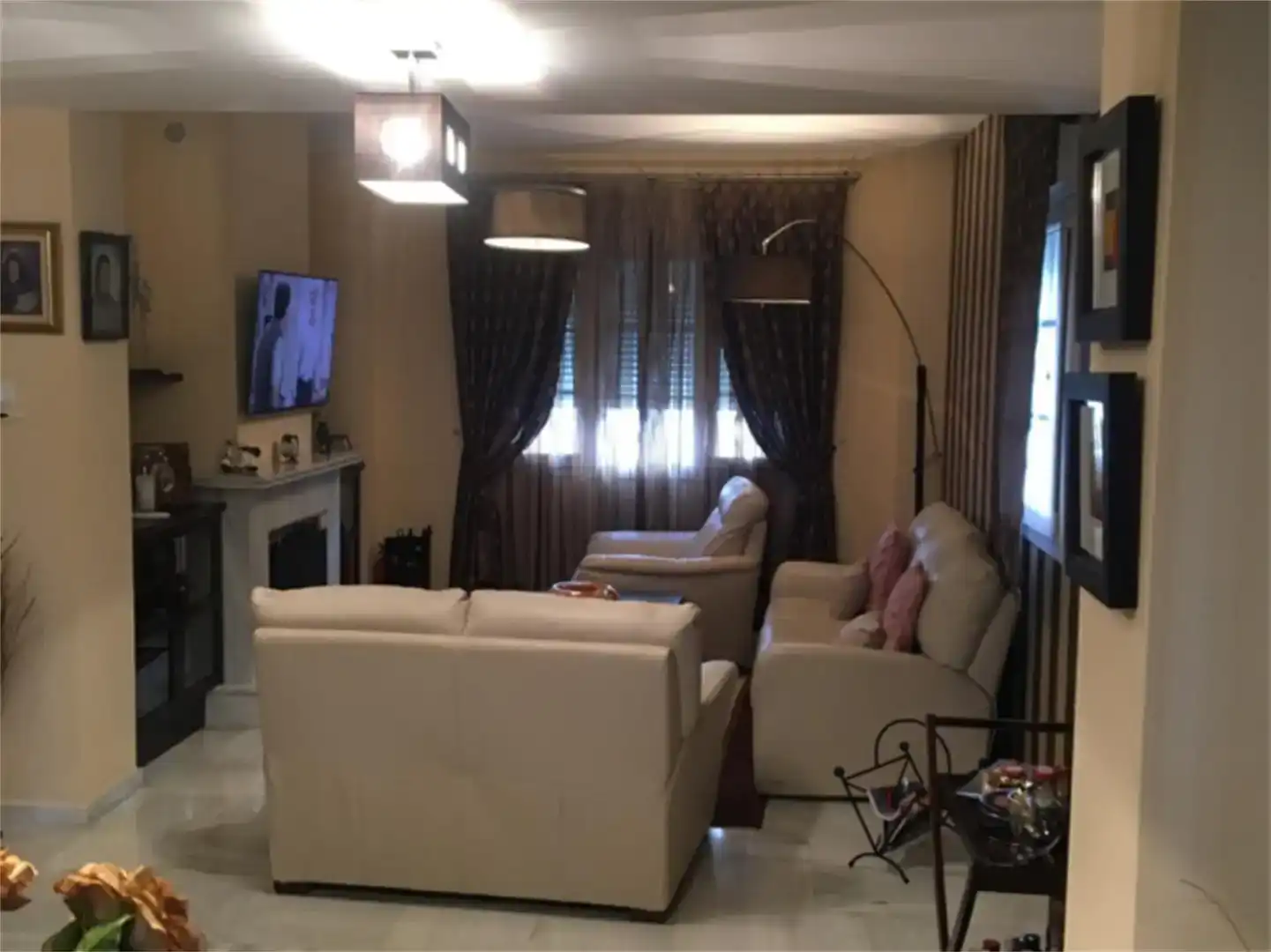 Sala d'estar de Casa o xalet en venda en Utrera amb Aire condicionat, Jardí privat i Parquet
