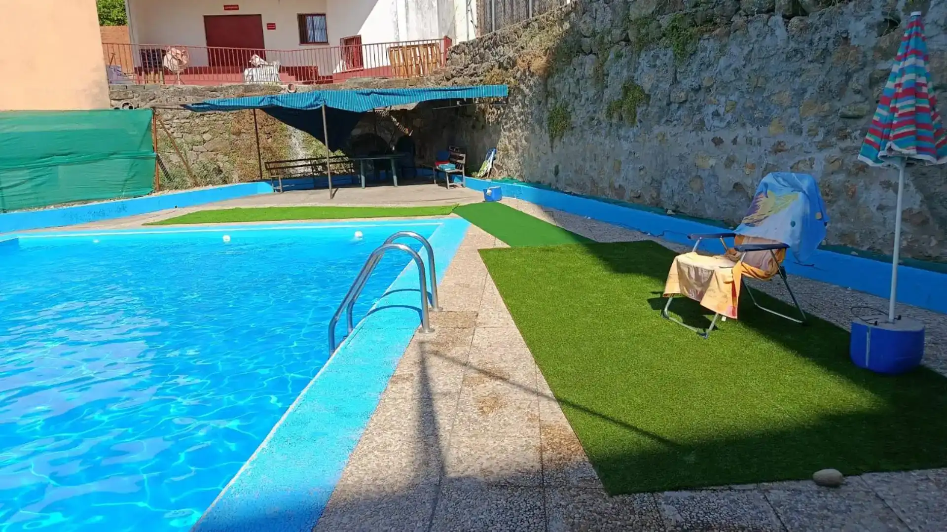 Swimming pool of Flat for rent in Madrigal de la Vera  with Air Conditioner, Private garden and Parquet flooring