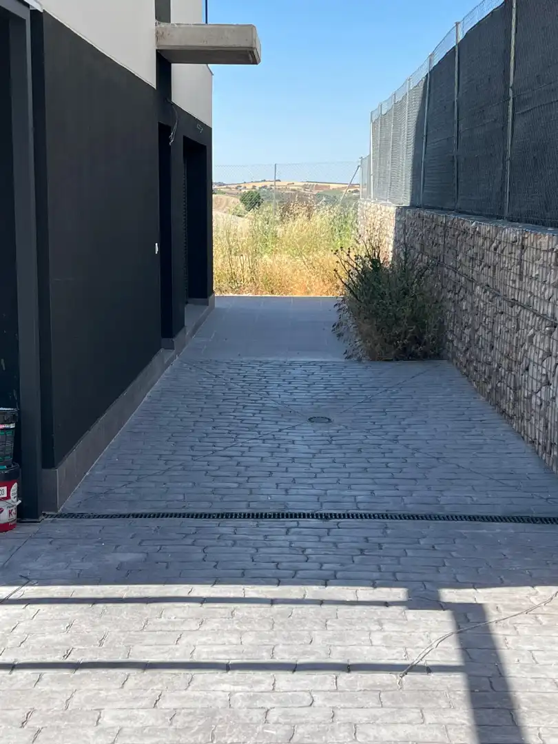 Parking de Casa adosada en venta en Villalbilla con Calefacción, Jardín privado y Terraza