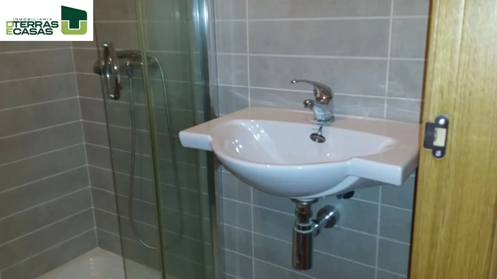 Baño de Ático de alquiler en Marín con Piscina y Piscina comunitaria