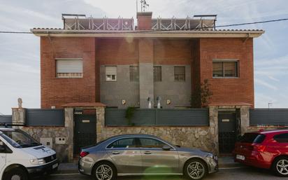 Vista exterior de Casa o xalet en venda en Santa Coloma de Gramenet amb Aire condicionat i Terrassa