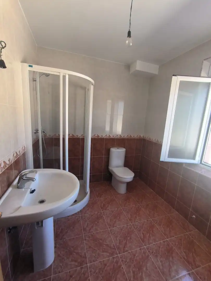 Bathroom of Houses for sale in Mamolar  with Heating, Private garden and Parquet flooring