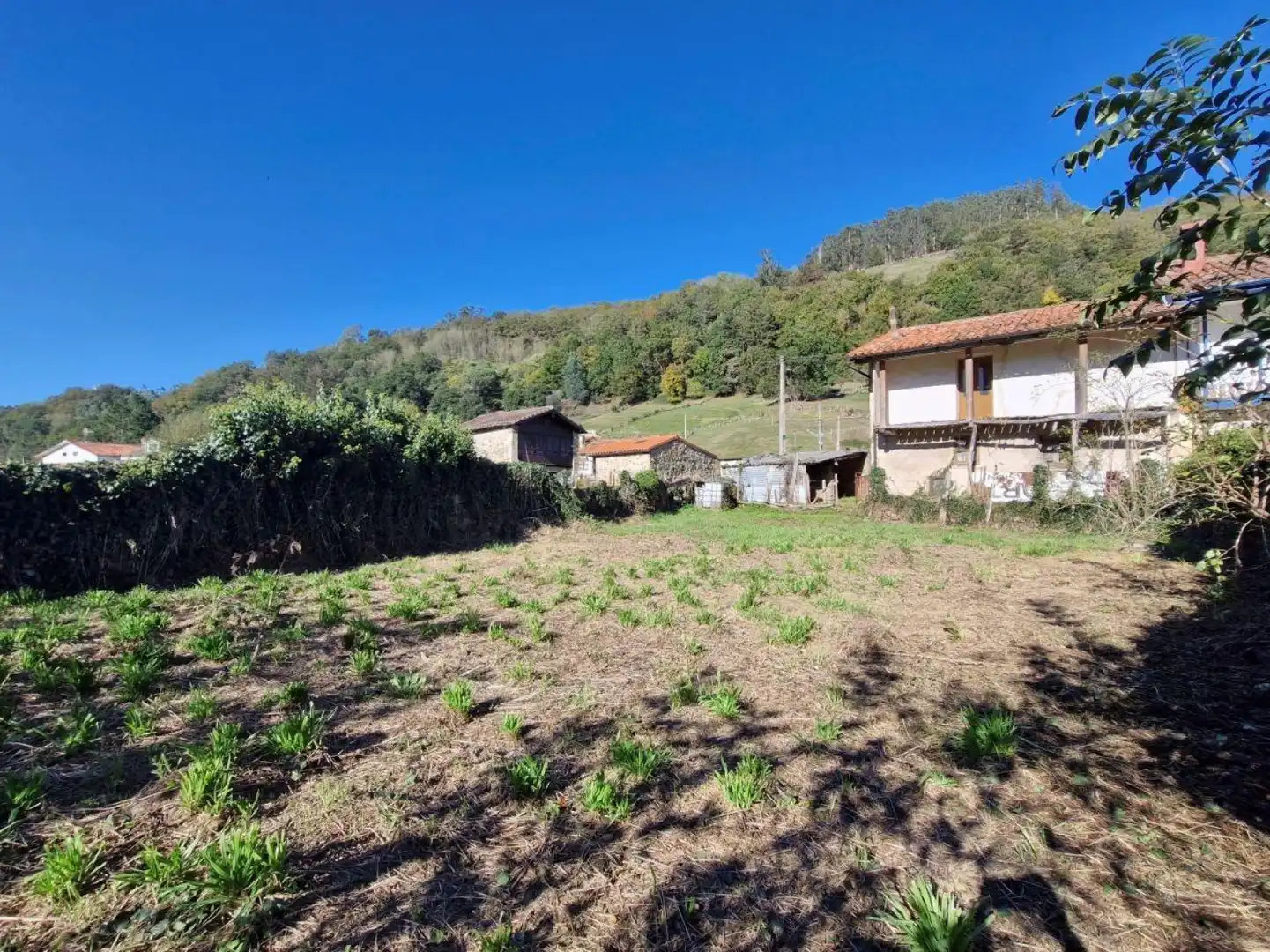 Einfamilien-Reihenhaus zum Verkauf in Arenas de Iguña mit Privatgarten und Balkon