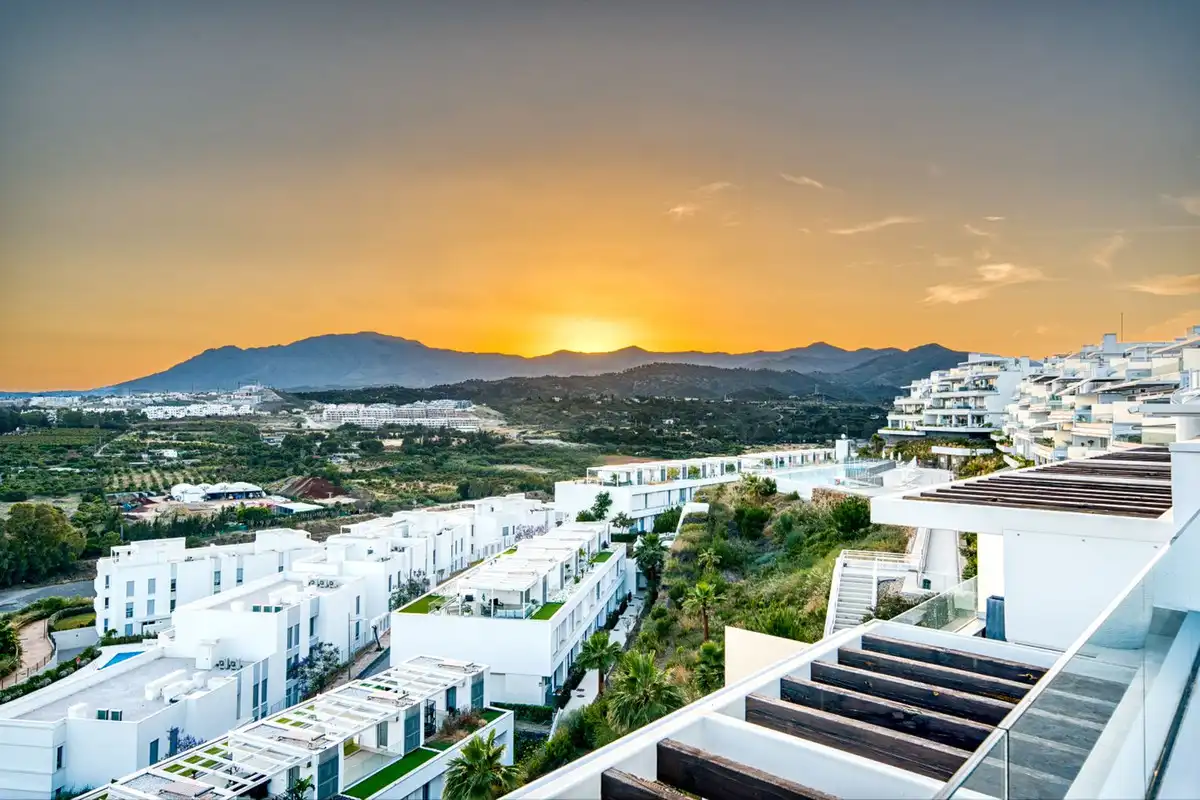 Außenansicht von Dachboden zum Verkauf in Estepona mit Klimaanlage, Terrasse und Abstellraum