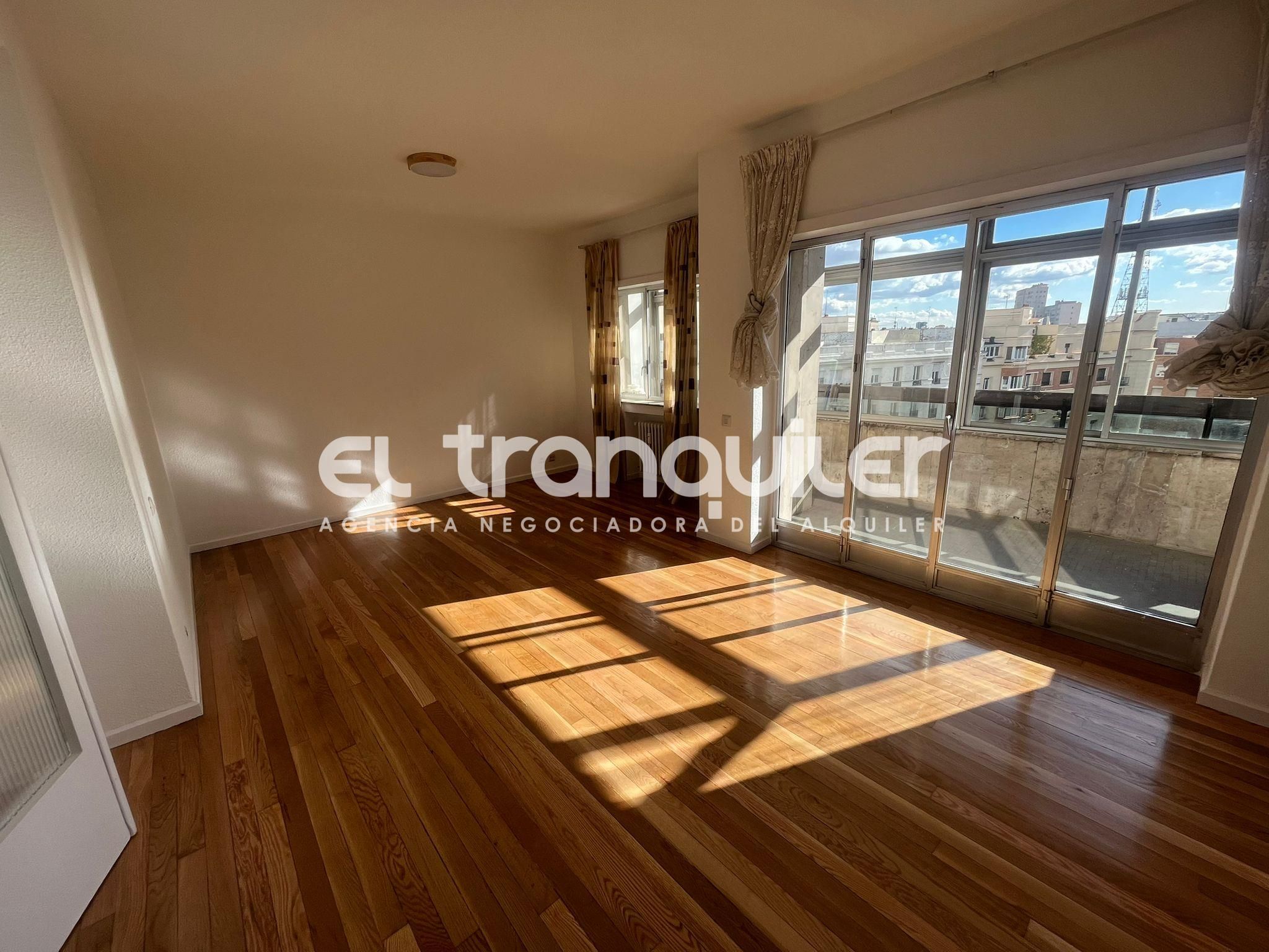 Bedroom of Flat to rent in  Madrid Capital  with Air Conditioner, Parquet flooring and Terrace