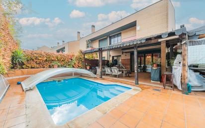 Piscina de Casa adosada en venda en Boadilla del Monte amb Aire condicionat, Terrassa i Piscina