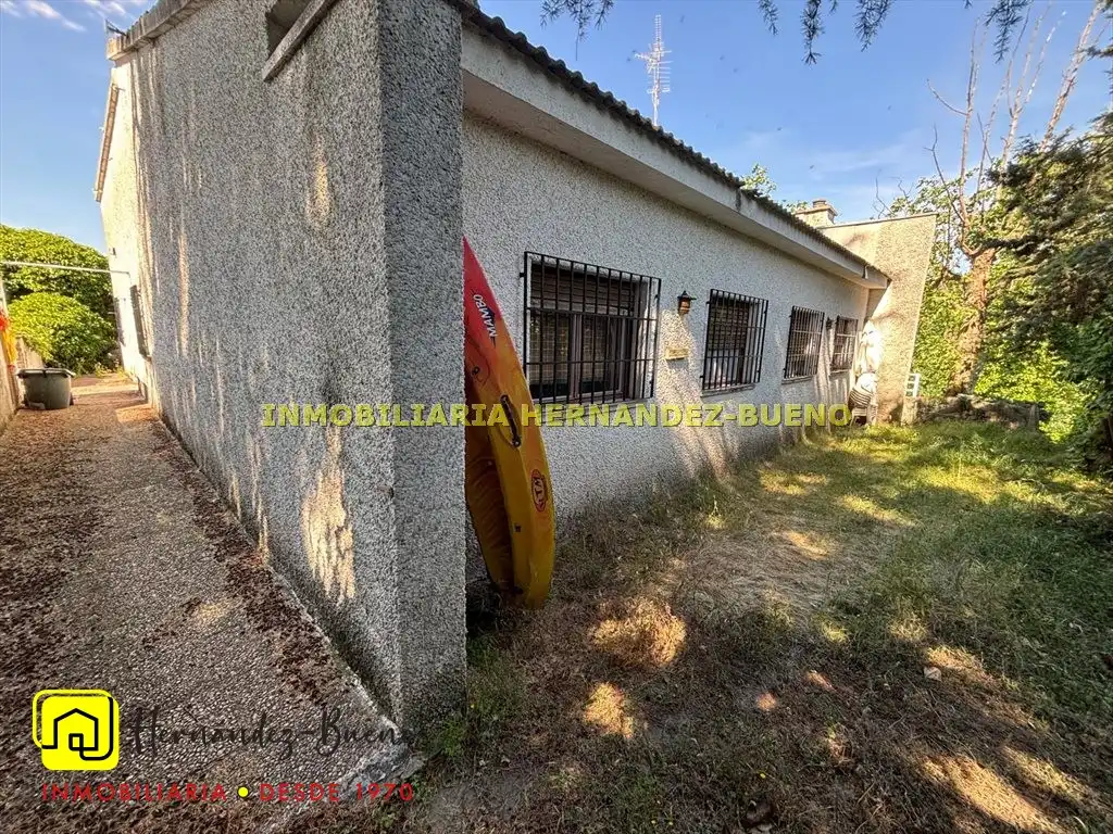 Vista exterior de Casa o xalet en venda en Alba de Tormes amb Jardí privat i Piscina