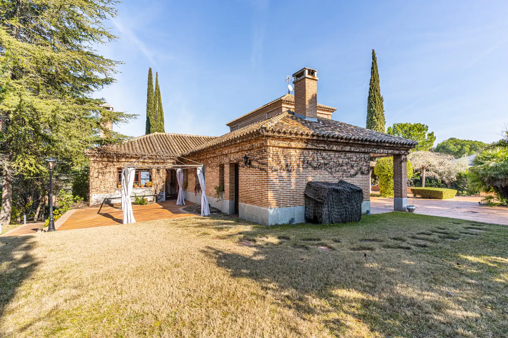 Vista exterior de Casa o chalet en venta en Las Rozas de Madrid con Aire acondicionado, Calefacción y Jardín privado