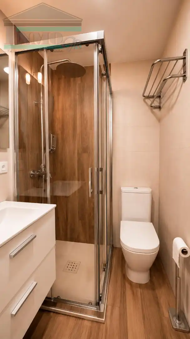 Baño de Estudio de alquiler en Granada con Aire acondicionado, Parquet y Amueblado