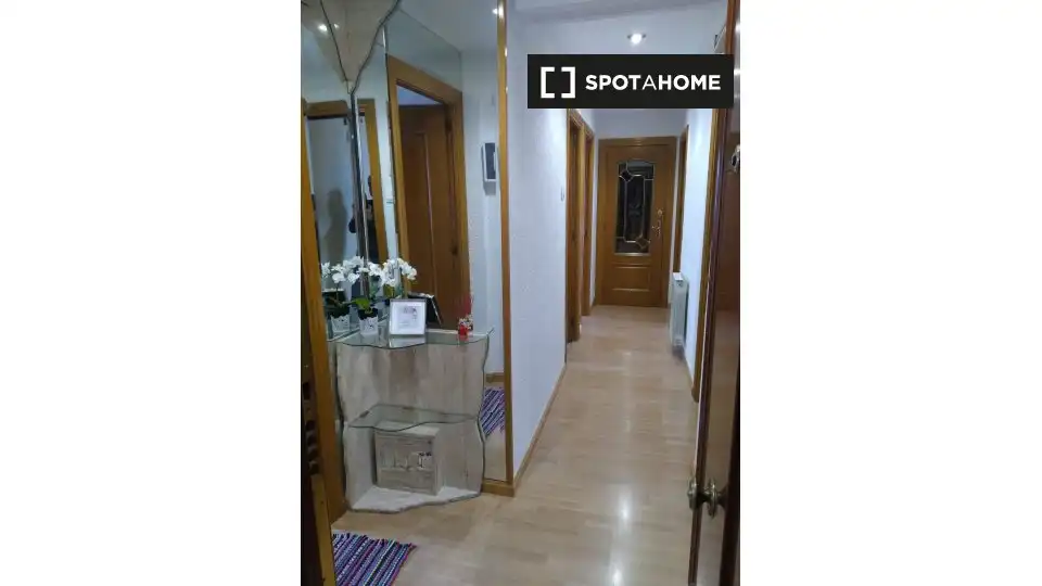 Flat for share in Zaragoza  with Air Conditioner, Heating and Furnished