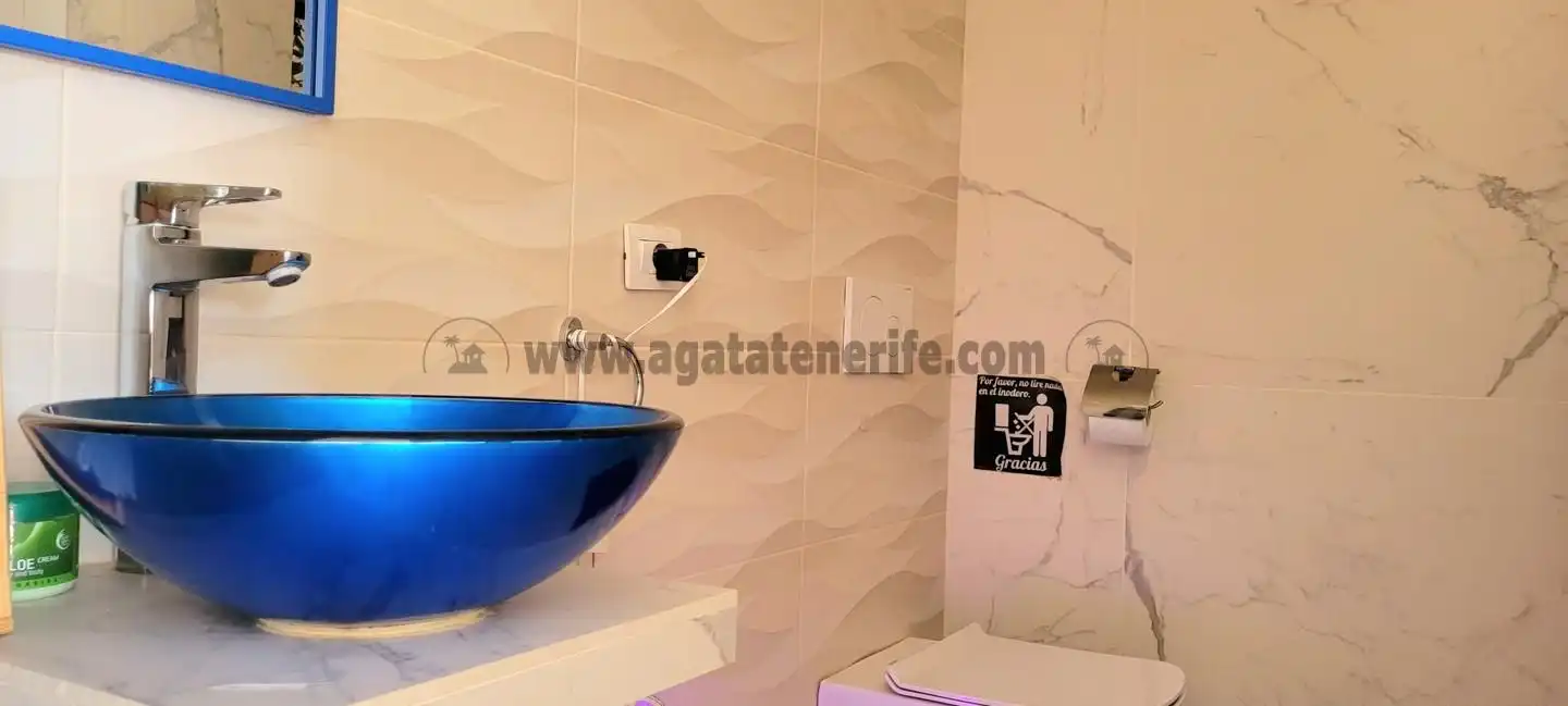 Bany de Casa o xalet en venda en Guía de Isora amb Aire condicionat, Terrassa i Moblat