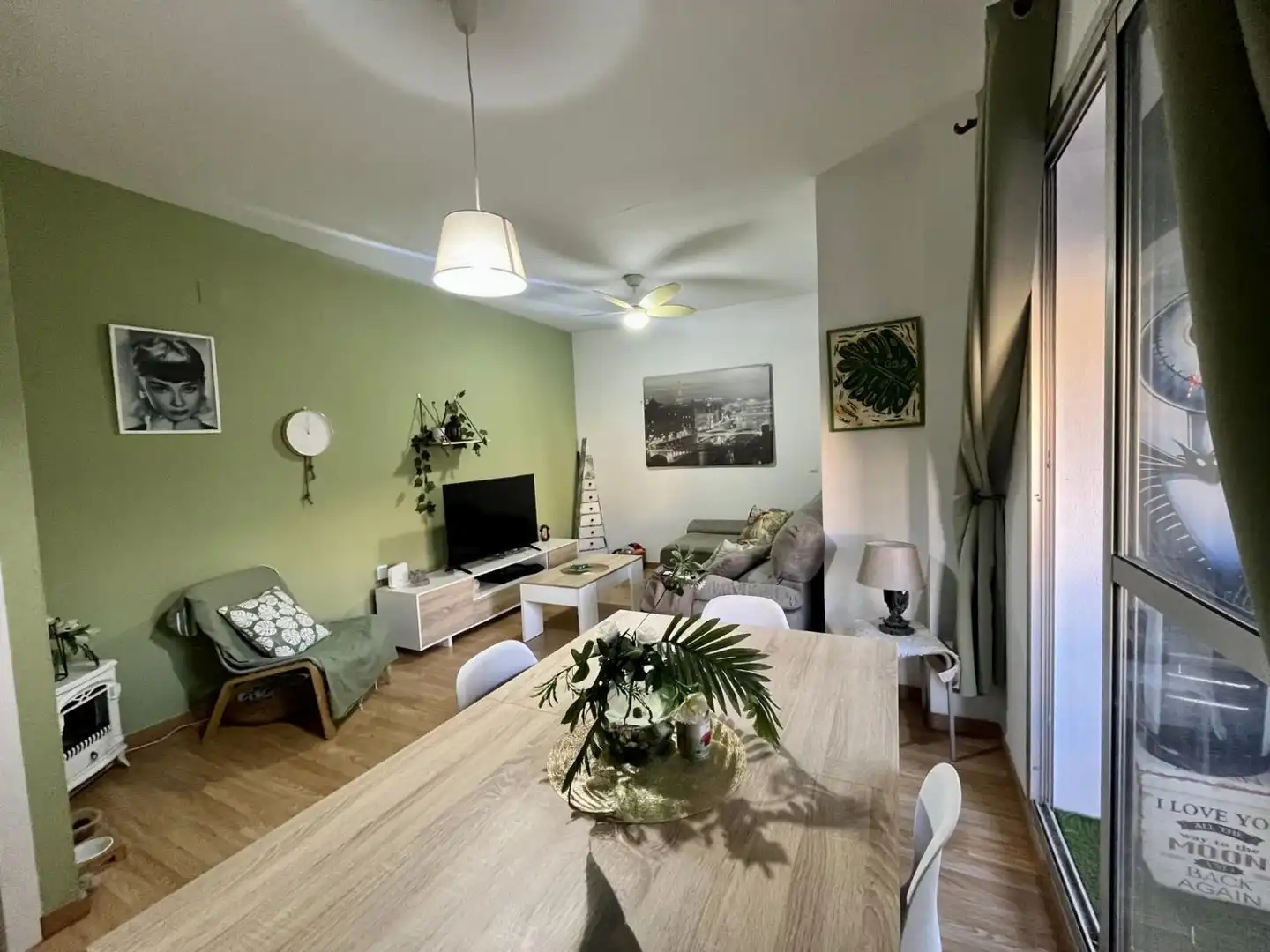 Living room of Flat for sale in Sevilla  with Air Conditioner, Parquet flooring and Balcony