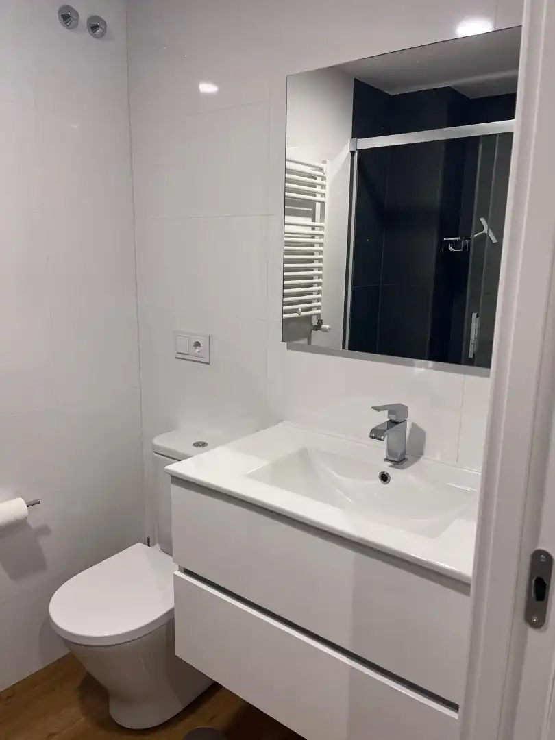 Badezimmer von Wohnung zur Miete in Vigo  mit Heizung, Parkett und Terrasse