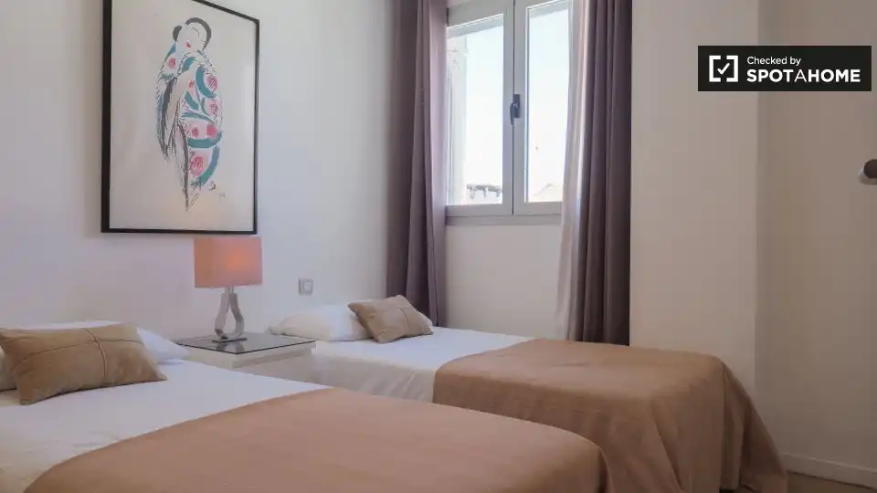 Bedroom of Flat for rent in Madrid  with Air Conditioner, Heating and Furnished