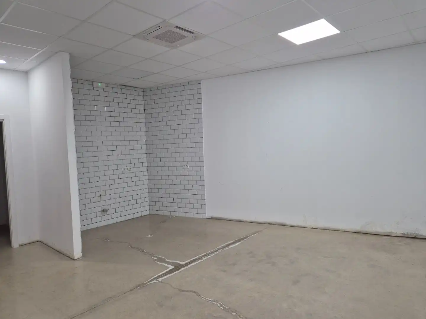 Commercial properties for rent in Utrera  with Air Conditioner and Alarm