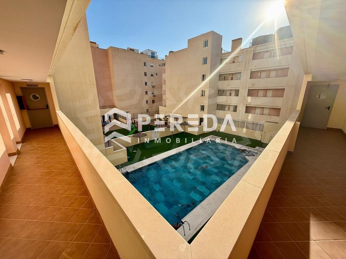 Piscina de Apartament en venda en Roquetas de Mar amb Terrassa i Piscina comunitària