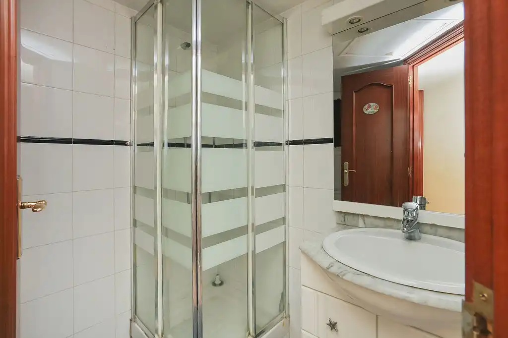 Badezimmer von Wohnung zum Verkauf in Barcelona mit Heizung