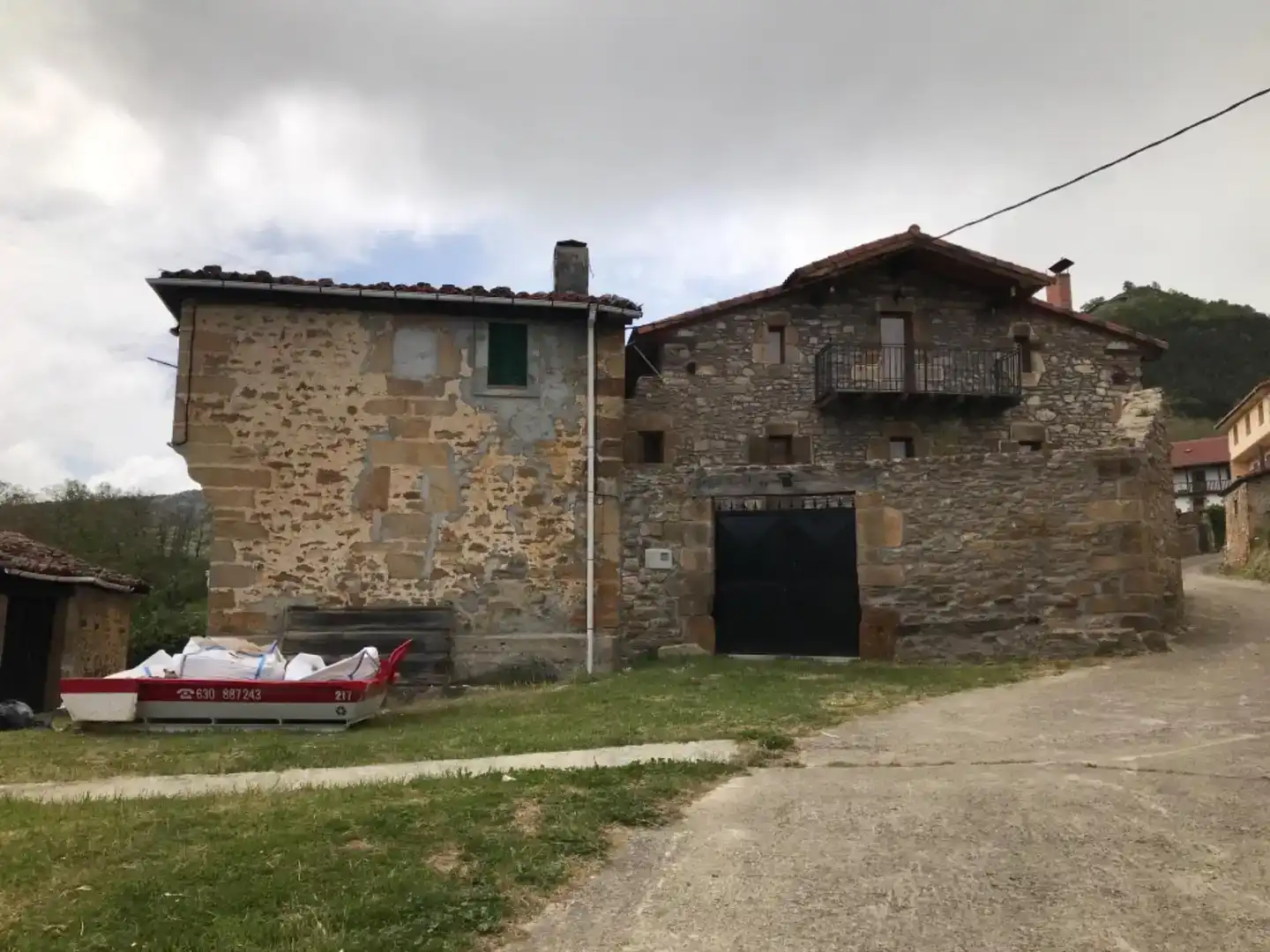 Vista exterior de Casa adosada en venda en Valle de Manzanedo amb Balcó