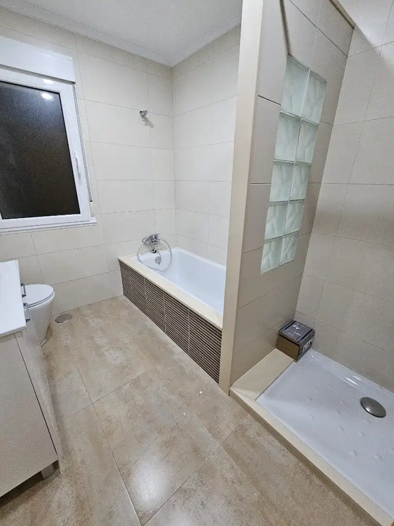 Bathroom of Flat for rent in Santiago de Compostela   with Heating, Furnished and Oven