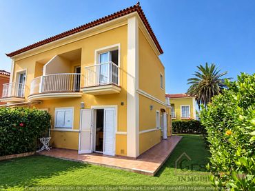 Casa bifamiliare con balcone in vendita a Calle Bicacarera 7